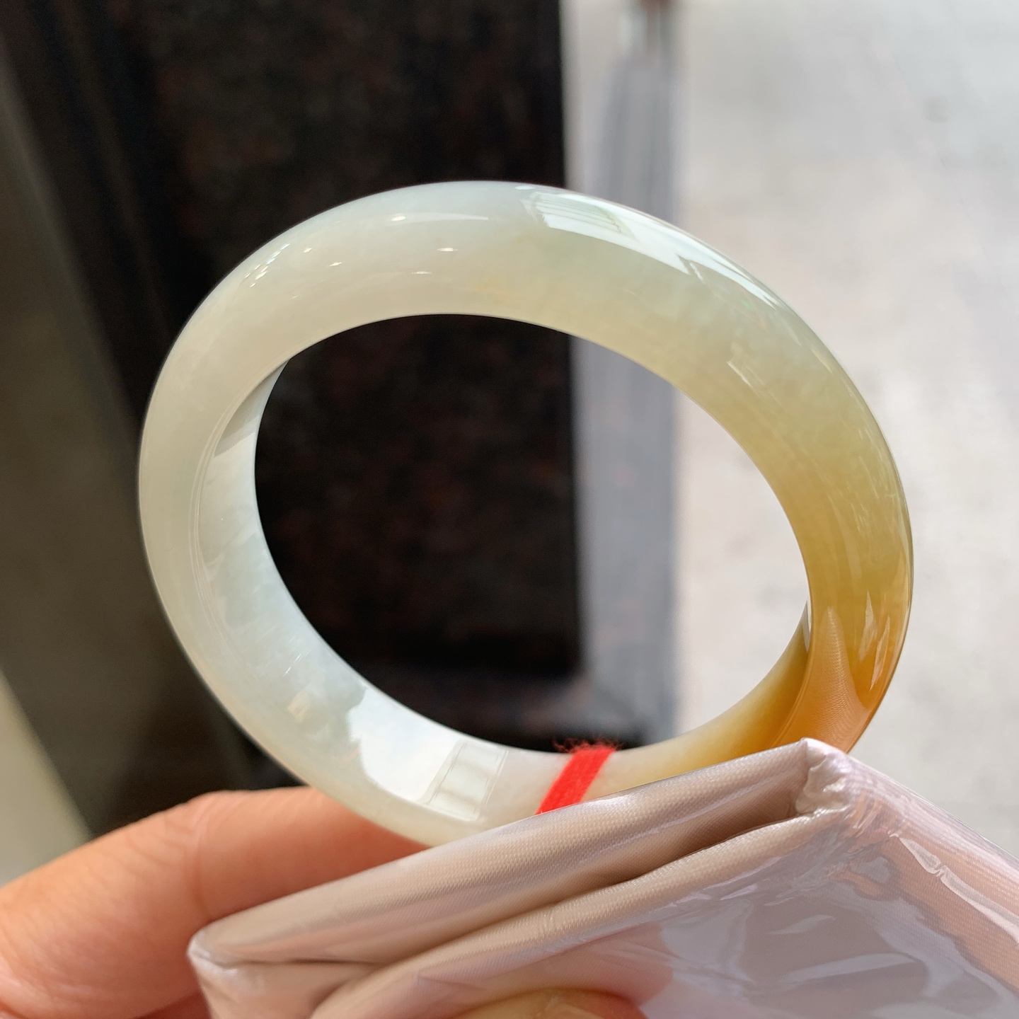 正圈黄翡 无裂 尺寸：50.5/12.5/8.2 小圈口