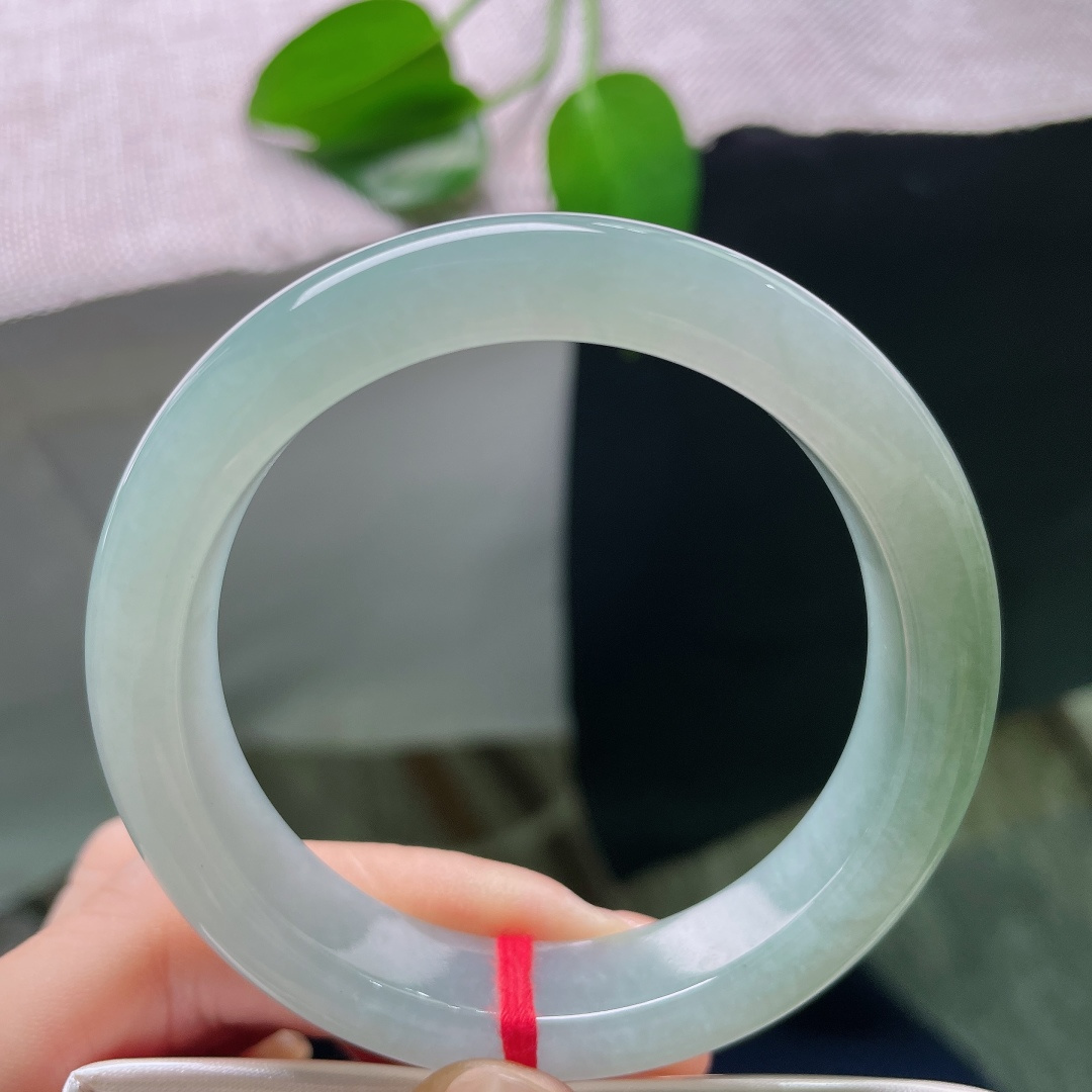 53.2/12/8.3，绿底正圈，无裂，种水莹润起柔光，色调均匀雅致，圆润圆条版型，上手温婉显贵。ss58716a