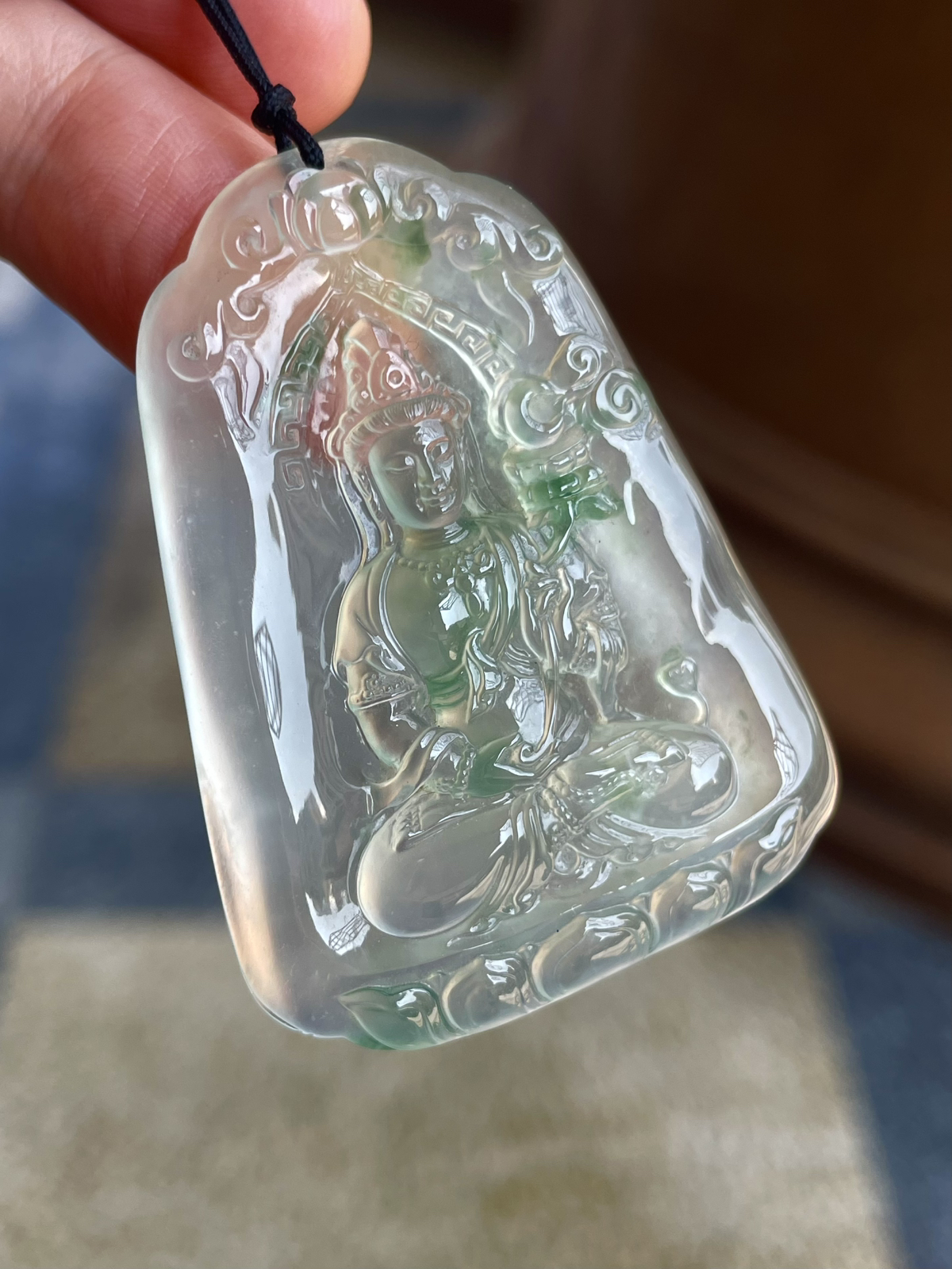 【玻璃种飘花观音】料子通透闪亮，质地致密，种老起强胶感，人物面部开脸生动，雕刻很精细，表情端庄祥和