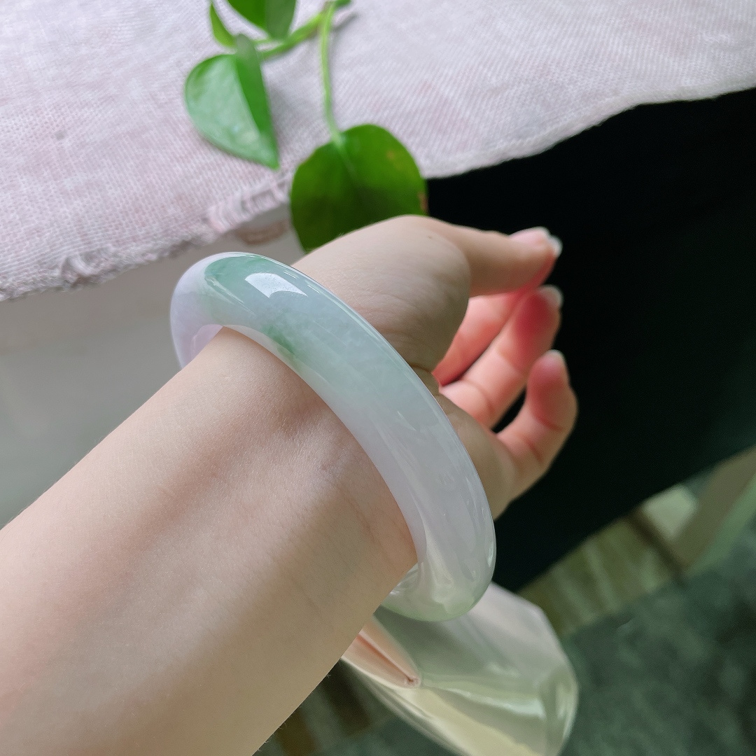 58.8/12.6/10，紫底飘花，横裂，淡雅紫底萦绕清新绿花，一镯兼得双色温柔，衬出独有的东方雅致。ss58907a