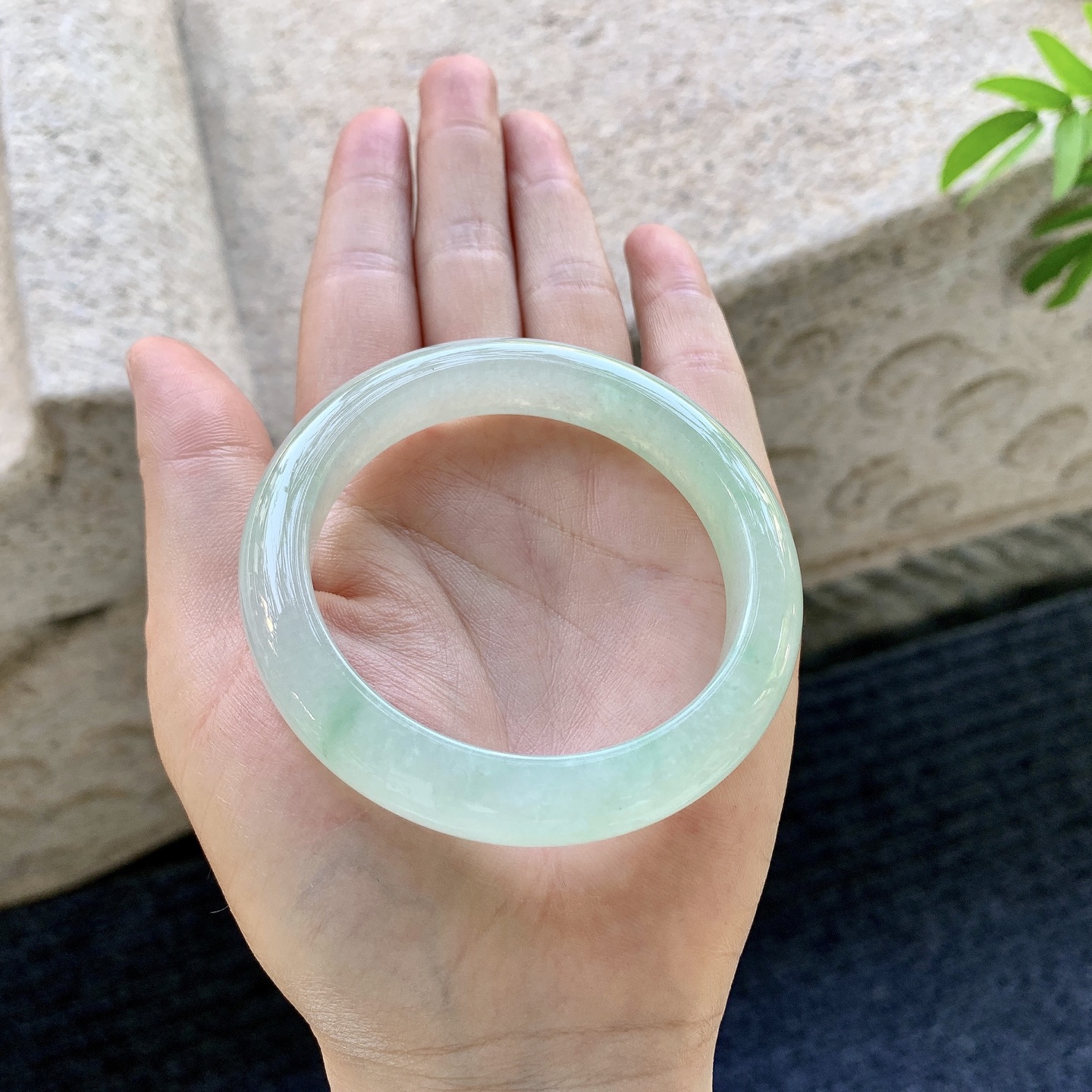 正圈52 53 圈口53.8/11.3/8.4 编码BA091330 糯冰飘绿，水润，种老，细腻，有