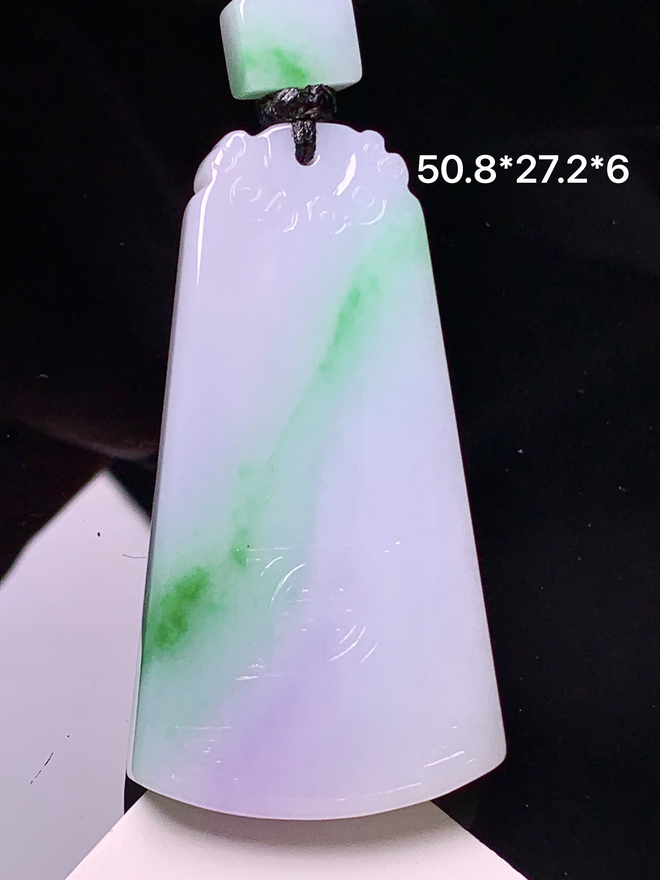 飘绿无事牌吊坠 玉质细腻 色泽艳丽清新 水润亮眼 整体尺寸50.8*27.2*6 L1