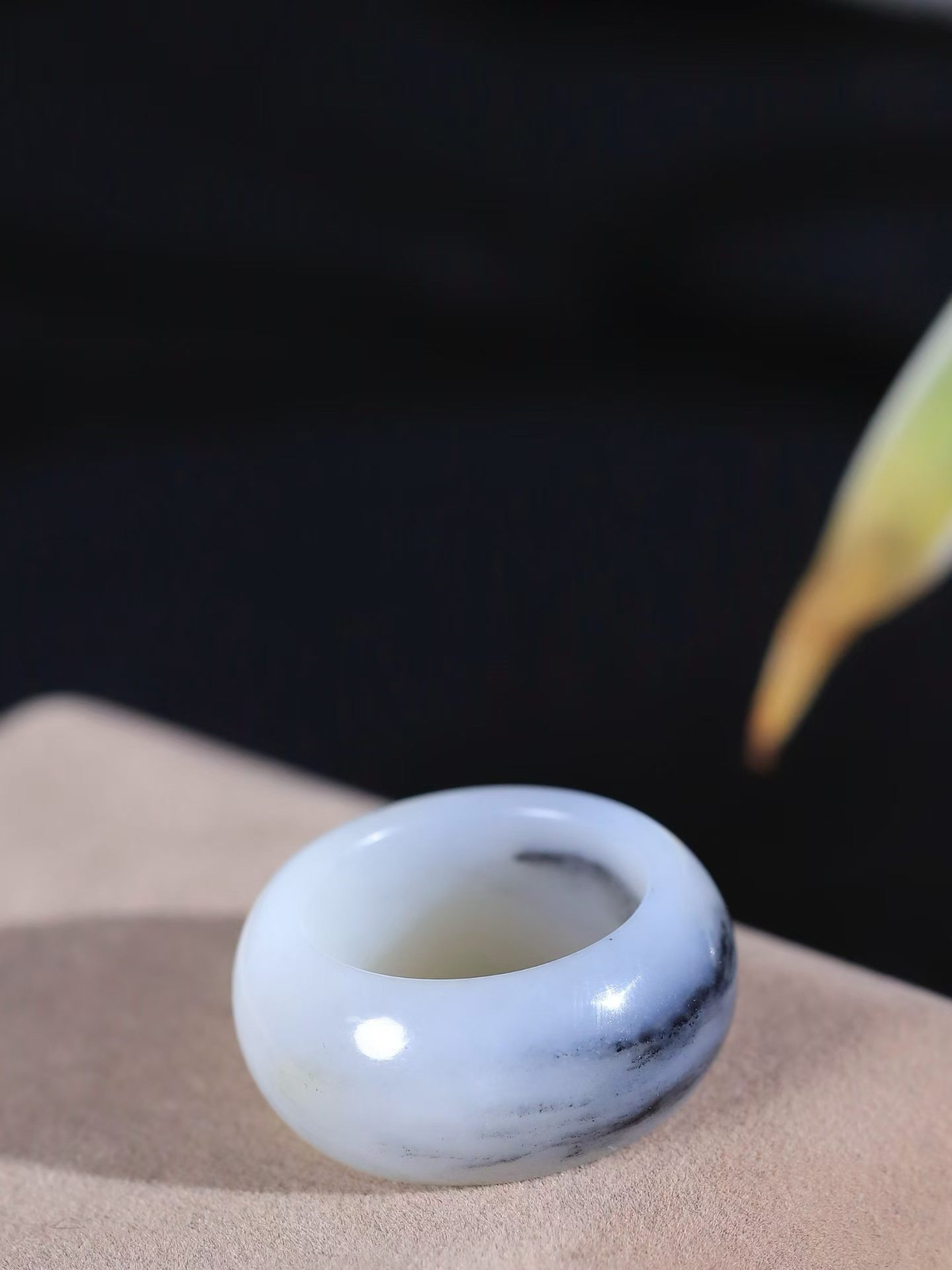 【玉见倾心.戒指】

精品和田玉青花戒指 玉质细腻温润，油性十足。几经花落去，无可奈流年。如果我是