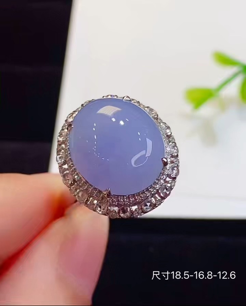 ️ 18k金+钻玻璃种大蛋面戒指，饱满圆润起荧光，款式时尚大方，性比高，无裂，18.5-16.8-