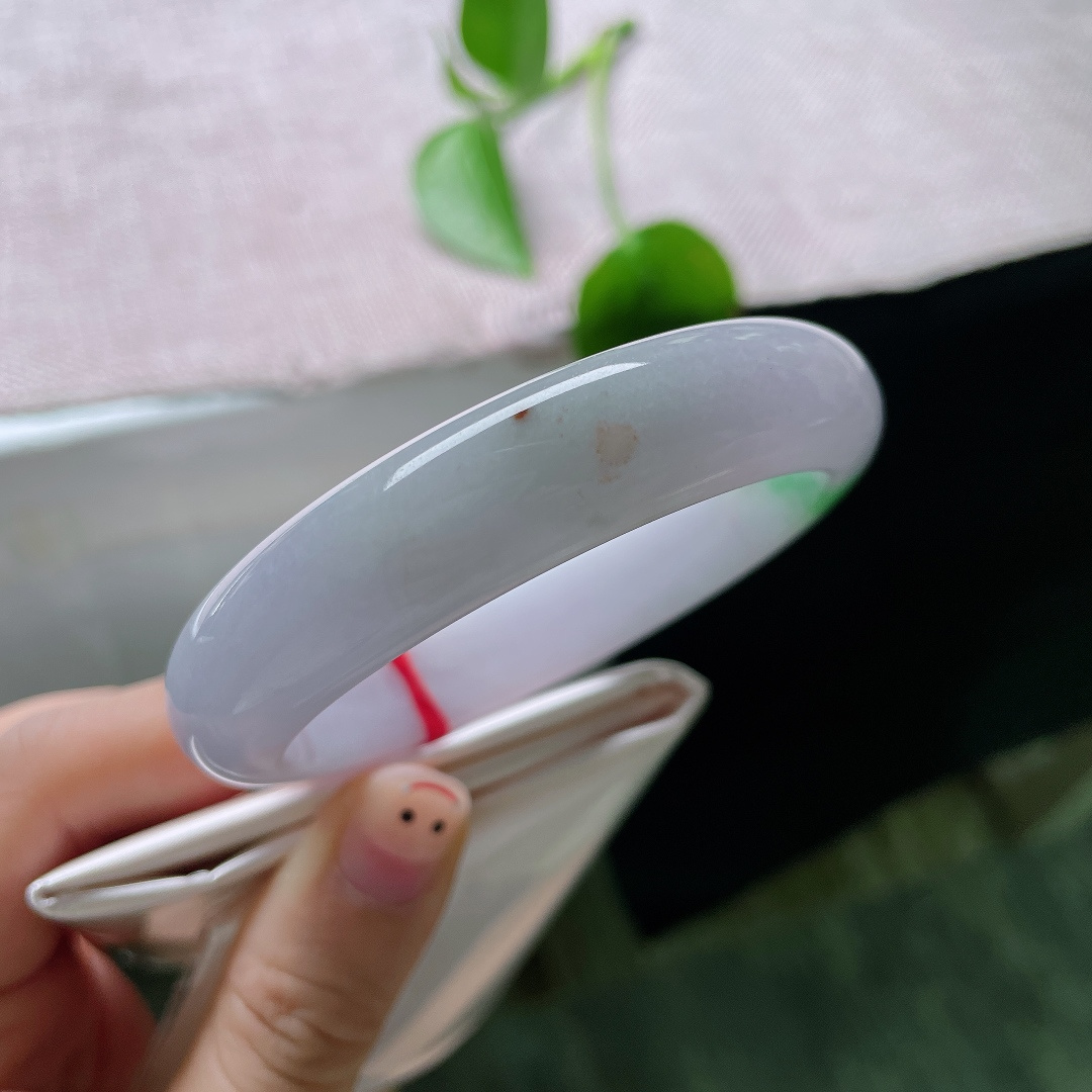 57.8/13.5/8.4，飘绿正圈，晶体纹，素净底色配上一抹鲜翠，清雅不俗，简约又有韵味。ss58939a