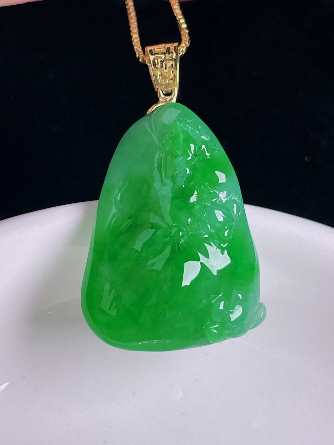 ️辣绿和和美美荷叶，18k镶嵌，老种起光，细底通透，尺寸：35.3裸石28.4/21.3/9.7m