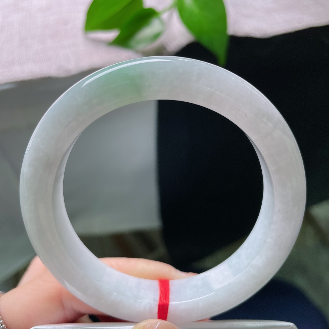 56.5/12.4/9.4，飘绿正圈，一点晶体，白为底、绿为韵，一抹翠色悄然晕开，简约之中藏着灵动生