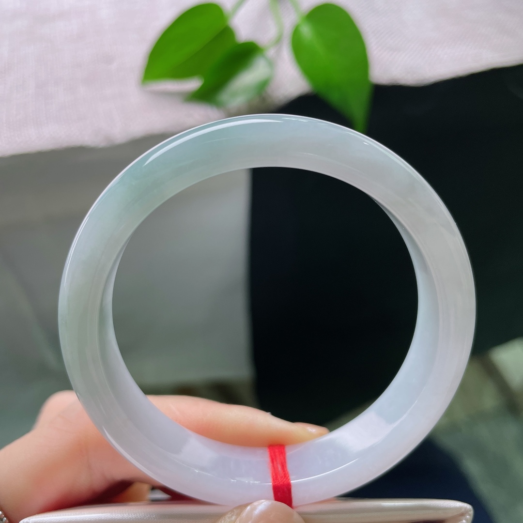 53.8/12/7.2，正圈，晶体线，种水干净通透，色调均匀素雅，经典正圈镯型，上手端庄温婉大方。s