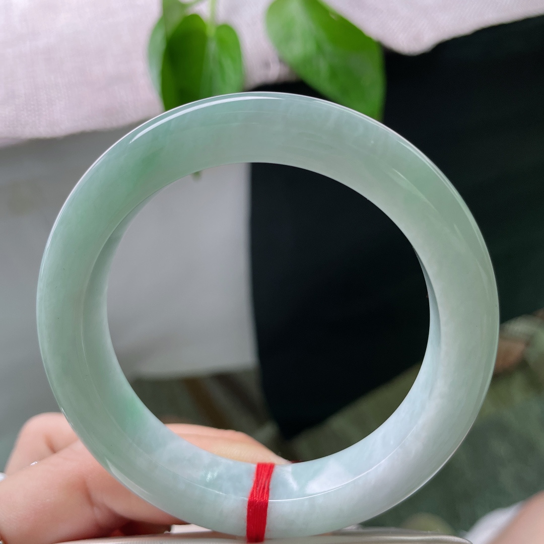 55.9/11.8/9.5，淡绿底正圈，水润，肉质细腻干净，镯型厚装，端庄淑女，皮纹，ss58964