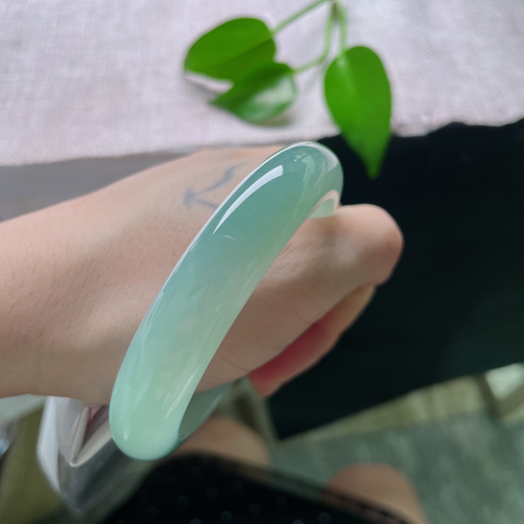 57.1/12.8/8.8，绿底正圈，无裂，玉质细腻冰透，满圈清新果绿，色泽柔和鲜活，沁人心脾。ss58899a