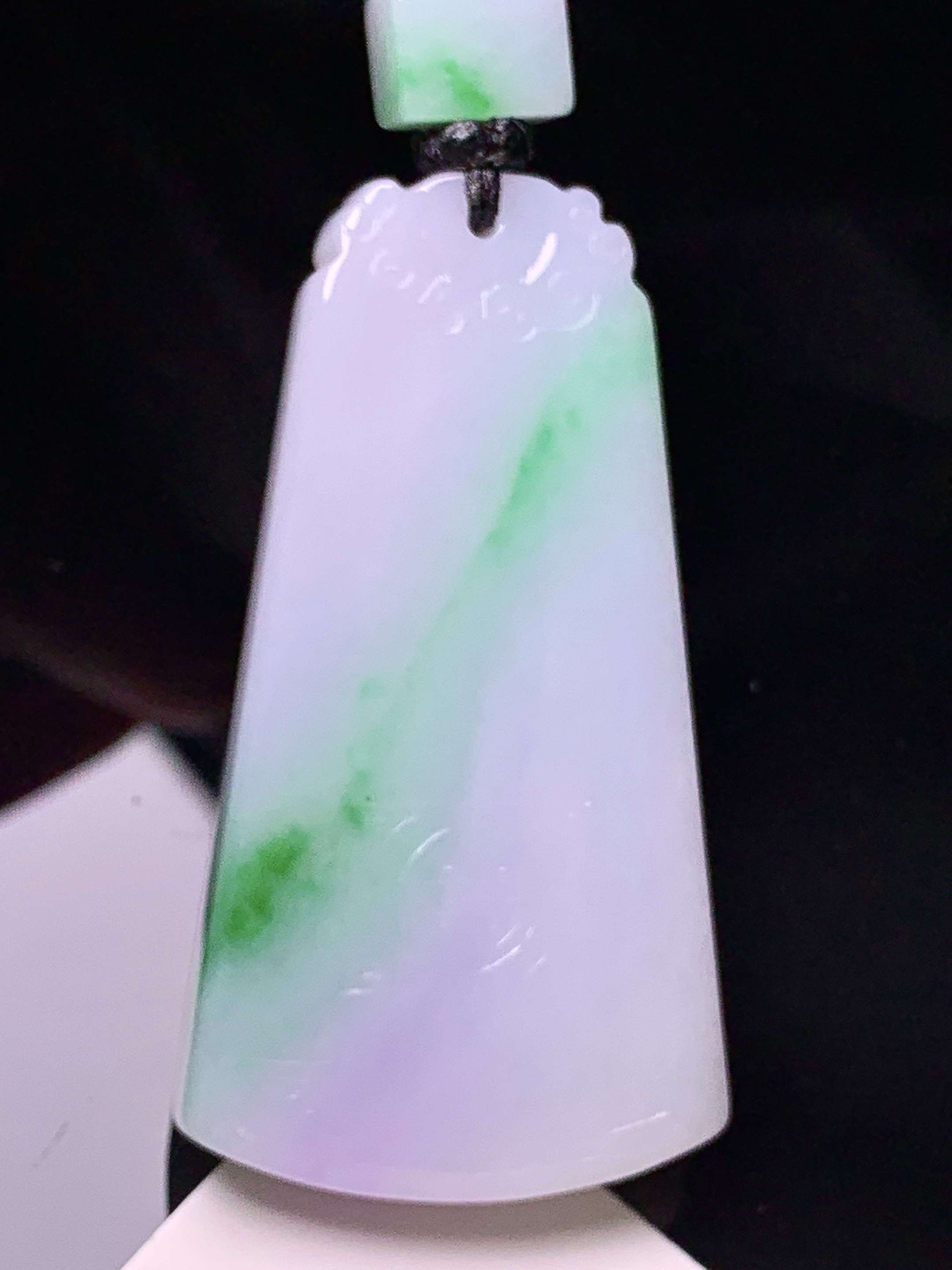 飘绿无事牌吊坠 玉质细腻 色泽艳丽清新 水润亮眼 整体尺寸50.8*27.2*6 L1