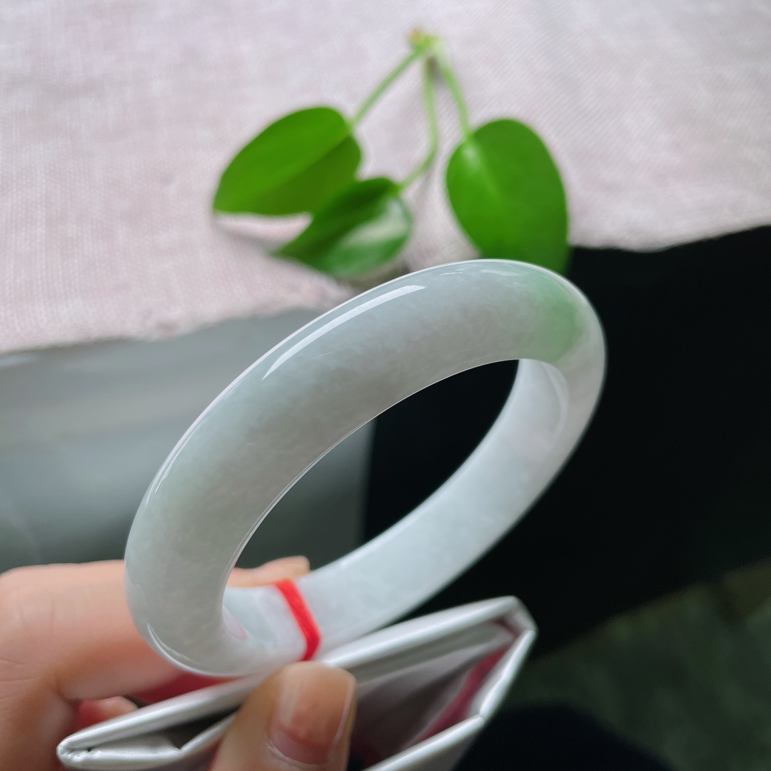 56.5/12.4/9.4，飘绿正圈，一点晶体，白为底、绿为韵，一抹翠色悄然晕开，简约之中藏着灵动生机。ss58782a