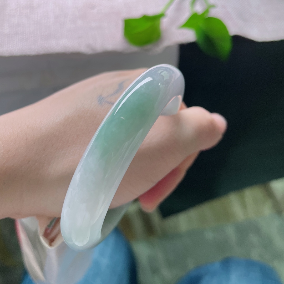 56.7/12.7/9，淡绿底正圈，飘色点缀，别有韵味，水润细腻，低调美，无裂，ss58951a