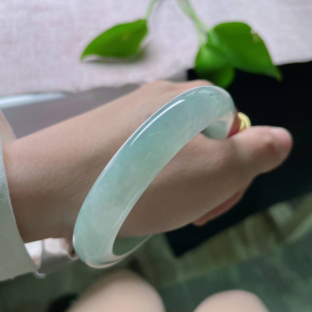 56.7/11.8/8.3，浅蓝底正圈，种老，柔润细腻，清冷蓝底，温柔又显贵。无裂，ss58911a