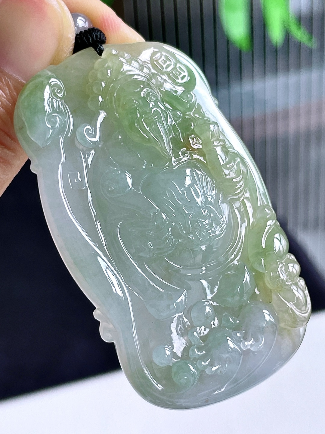 【裸石】冰飘黄翡财神爷牌子吊坠【说明】缅甸 无裂 性比高 超厚 飘花【尺寸】62-37.8-10.8【重量】47.4克