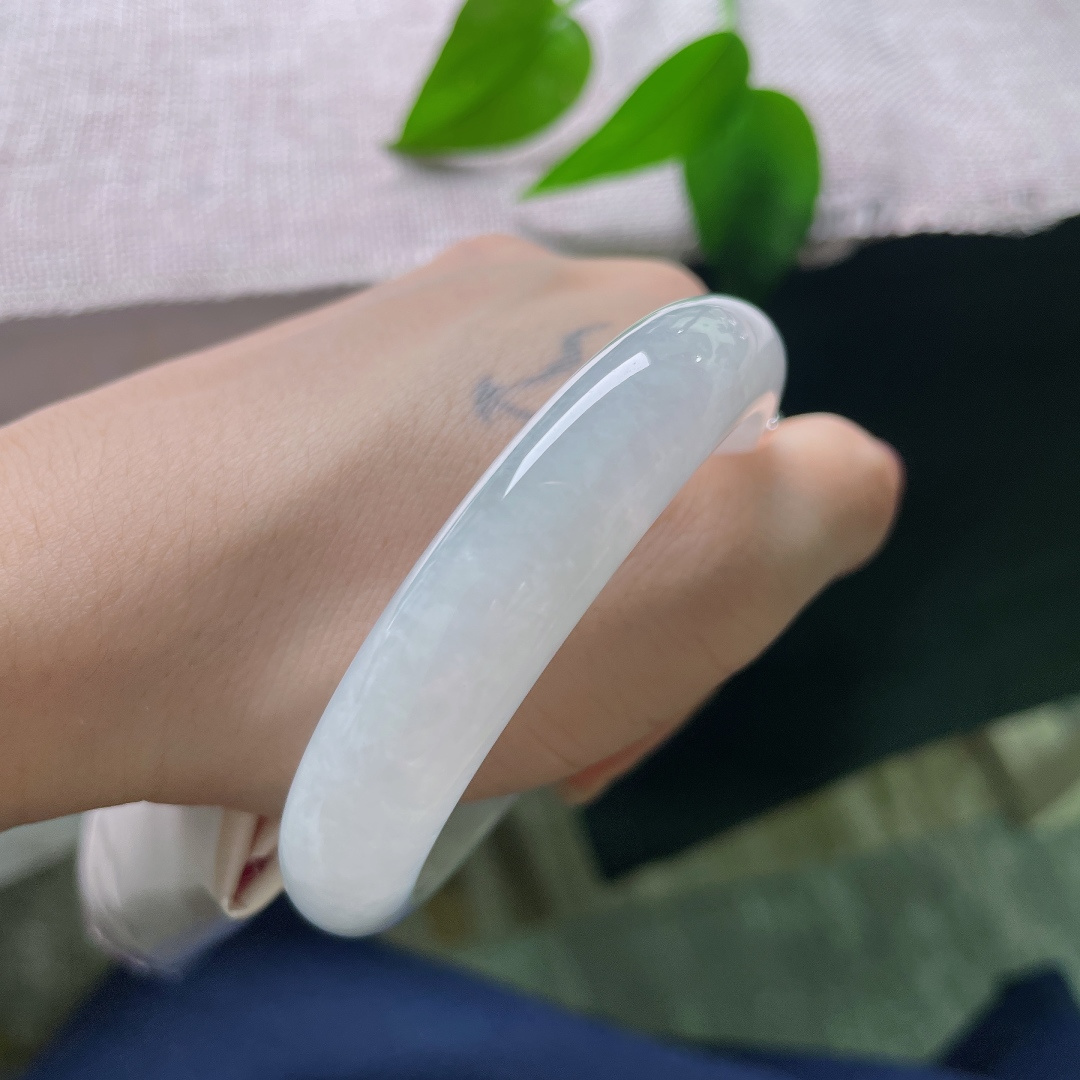 56.3/12.5/8.0白月光正圈，无裂，白净底色很衬肤色，不挑年龄穿搭，通勤、日常佩戴都十分适配。ss57803a