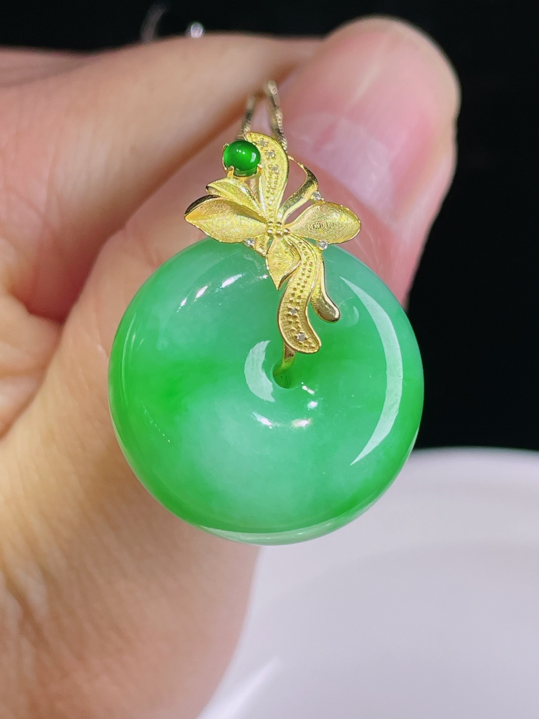 阳绿平安扣，18k镶嵌，老种起光，细底通透，尺寸：28裸石22/11.6mm0912