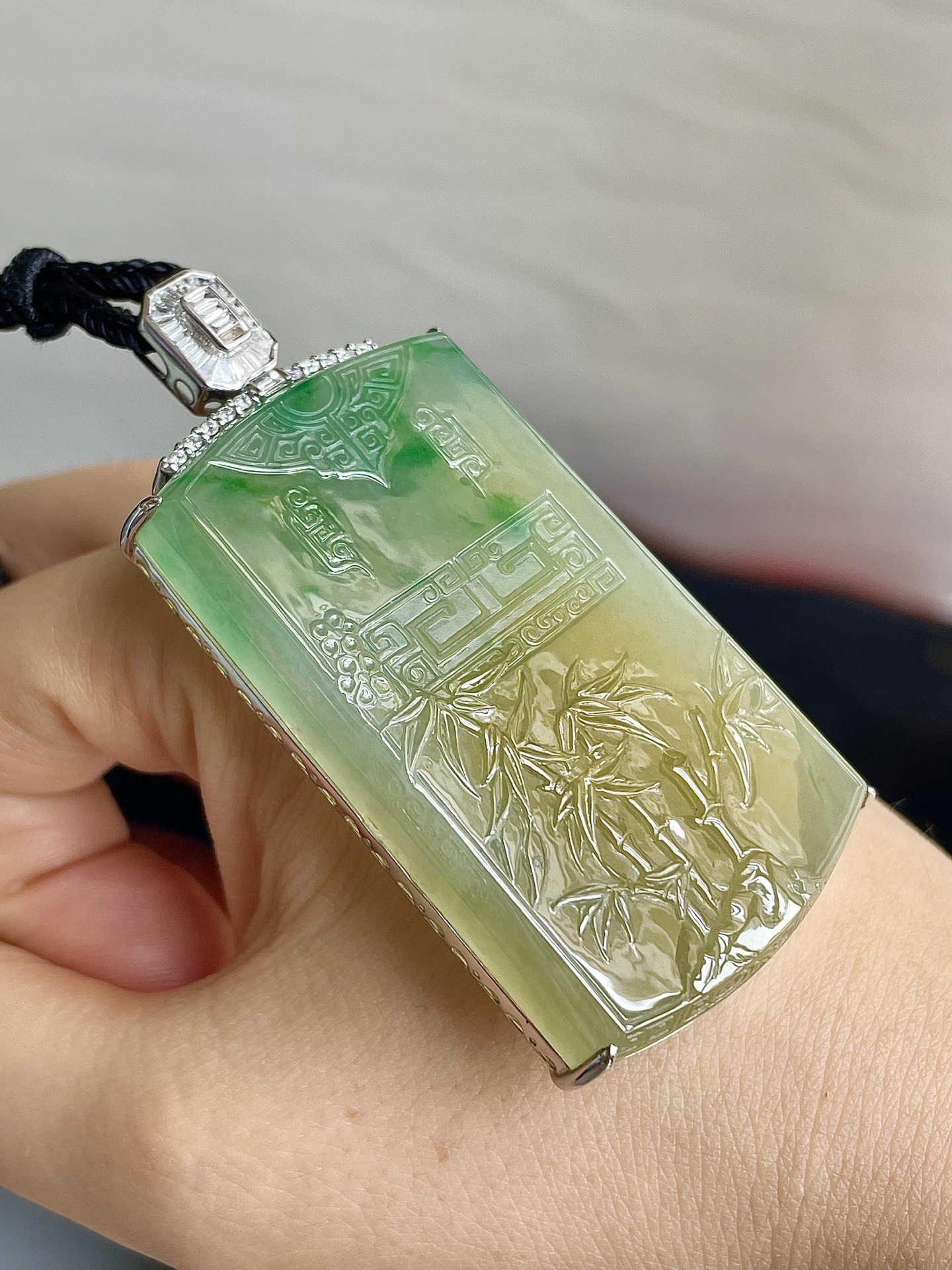 ️缅甸冰种黄加绿君子牌吊坠，步步高升，色辣，18k金镶嵌，饱满水润，无裂，裸石尺寸55.5/32.5/9.5--68.5/32.5/11编码0911好数字