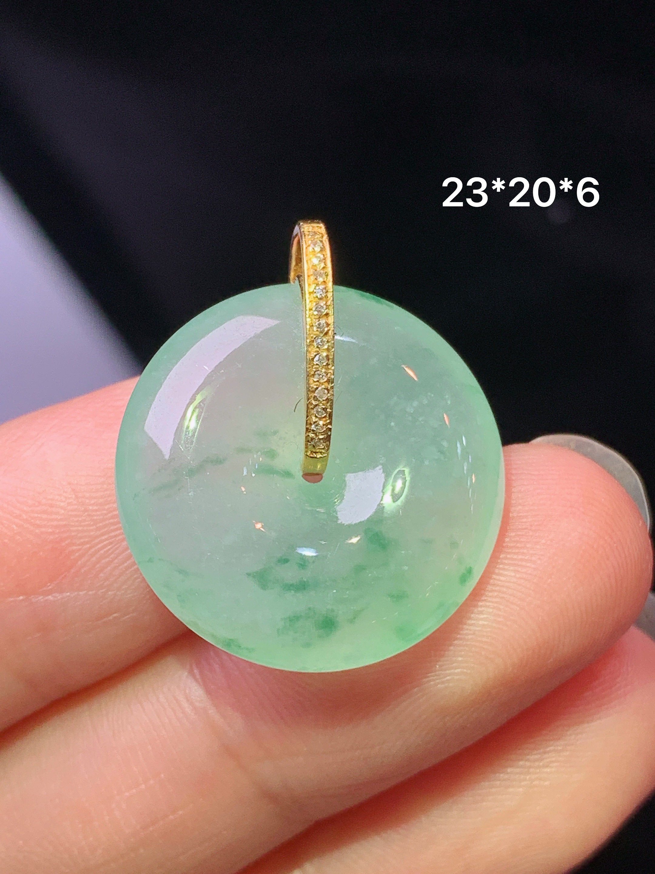 18k金钻镶嵌飘绿平安扣吊坠 玉质细腻 色泽艳丽清新 水润亮眼 整体尺寸23*20*6 m1