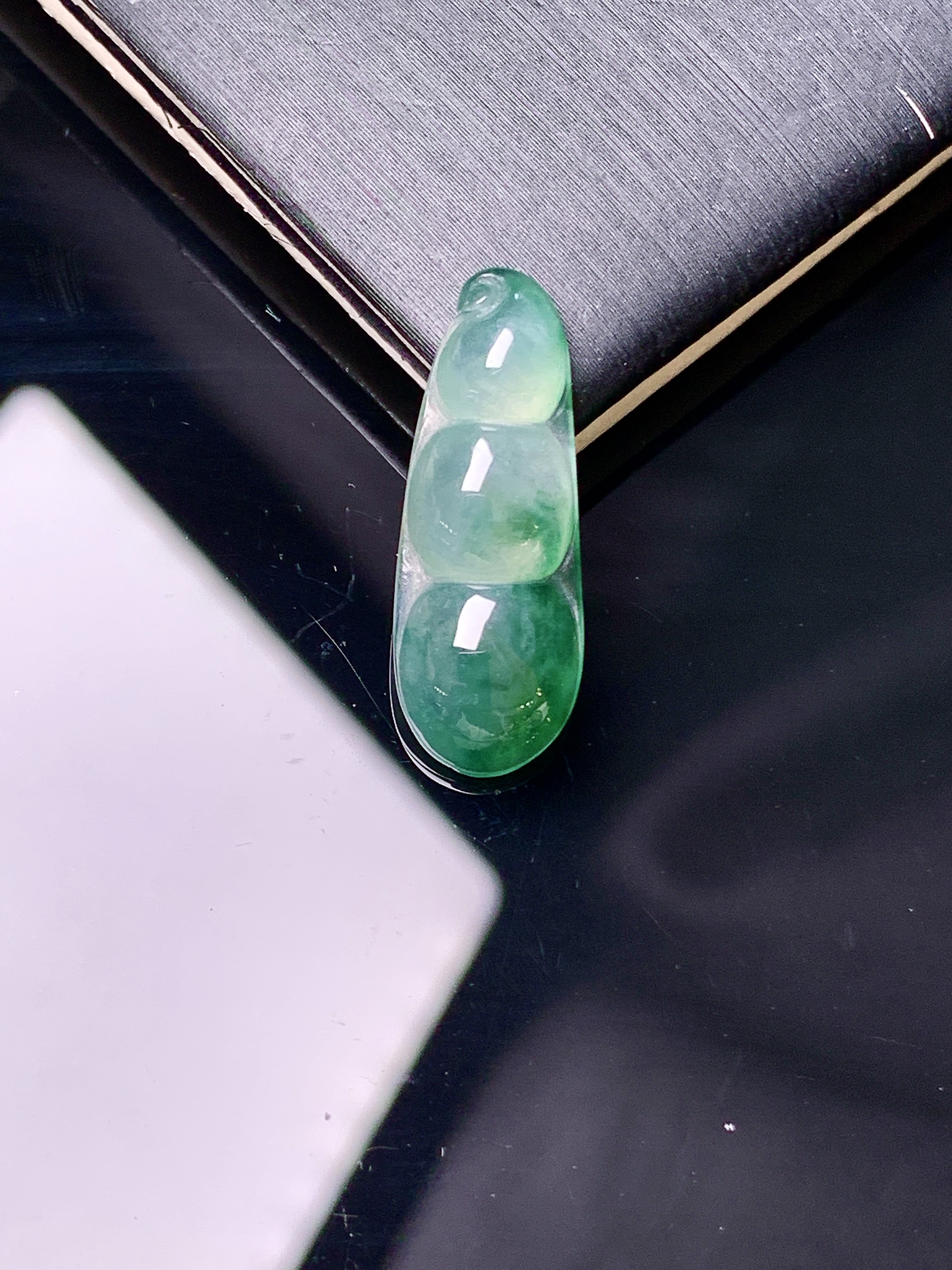 飘绿四季豆吊坠 玉质细腻 色泽艳丽清新 水润亮眼 整体尺寸22.8*8.5*4.2 yz