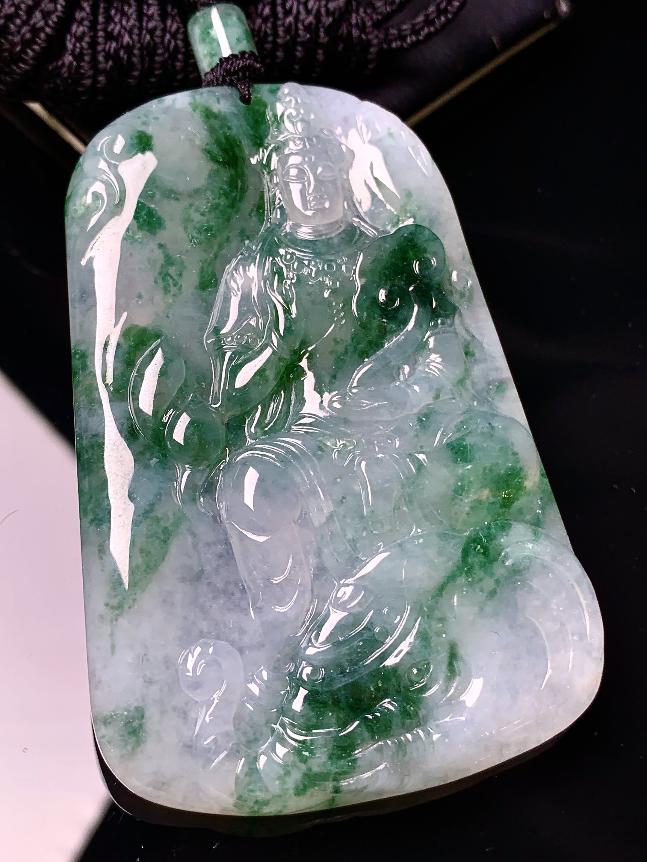 飘绿普贤观音菩萨吊坠 玉质细腻 色泽艳丽清新 水润亮眼 整体尺寸68.2*45.6*5.8 L1