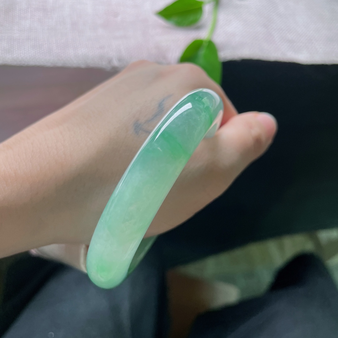 57/12.5/9，冰绿正圈，水头好，种老，腕间的绿野仙踪，灿若盛夏，晶体，无裂，ss58886a