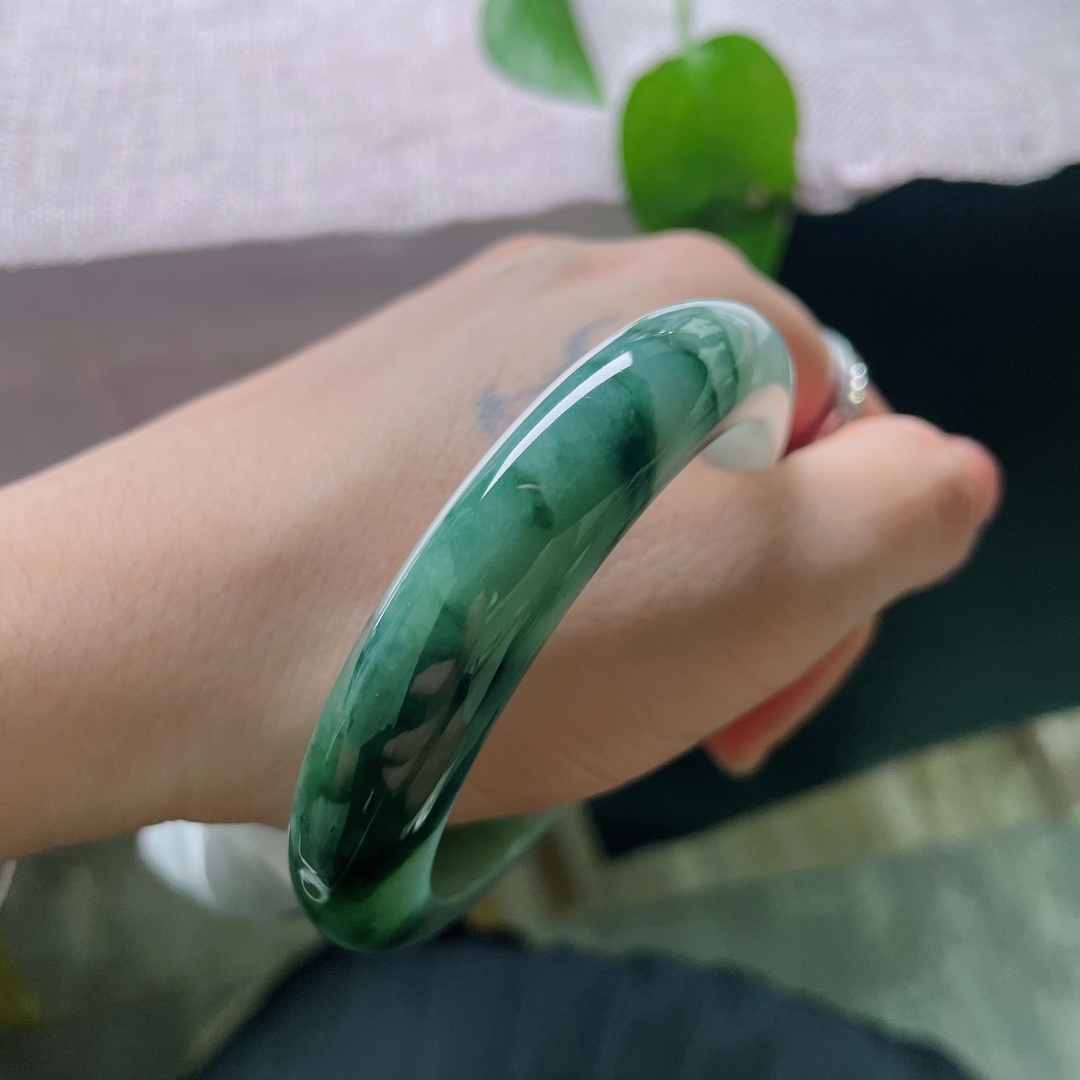 52.7/11.4/8.5，飘花正圈，晶体，一点皮纹，半圈墨翠晕染玉镯，由浅入浓自然过渡，恰似半山烟雨落于腕间，浓淡交织，自成一幅山水写意。ss58972a
