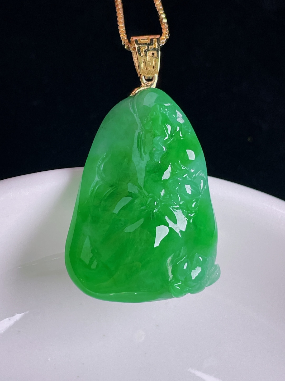 ️辣绿和和美美荷叶，18k镶嵌，老种起光，细底通透，尺寸：35.3裸石28.4/21.3/9.7mm0912