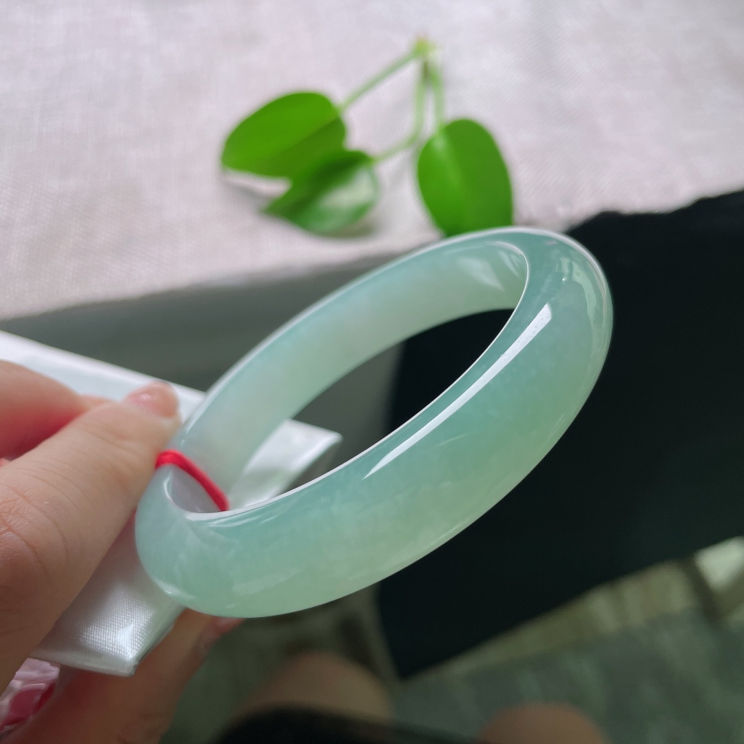 57.1/12.8/8.8，绿底正圈，无裂，玉质细腻冰透，满圈清新果绿，色泽柔和鲜活，沁人心脾。ss58899a