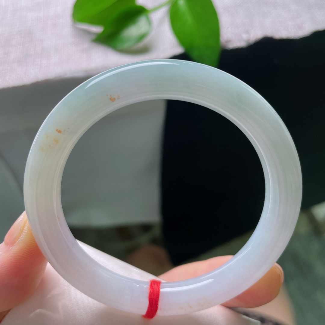 55.1/9.1，浅紫圆条，无裂，冰润洒金，浅白温润底质，几抹金黄洒落在镯身，灵动别致。ss58760a
