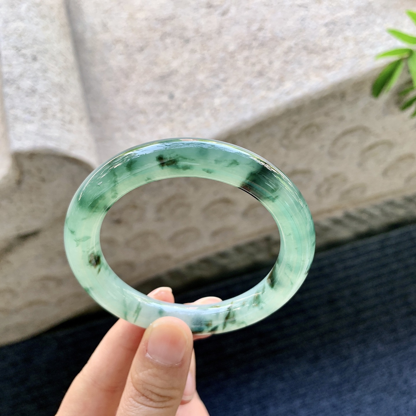 圆条53 54 圈口54.6/10.6/10 编码GL091339 冰糯飘花，水润，种老，细腻，打灯有纹线