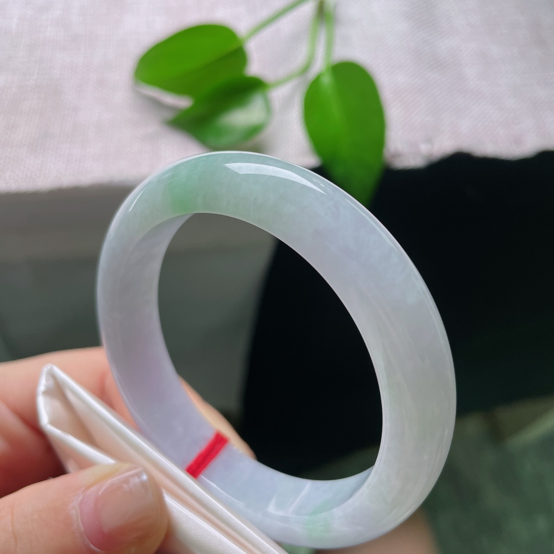 53.6/11.8/8.4，春彩正圈，无裂，玉质冰润细腻，淡紫为底，翠色点缀，经典正圈上手端庄雅致。ss58849a