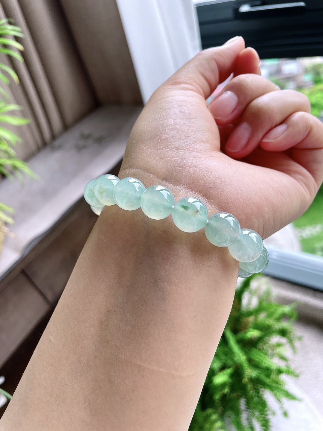 【珠子】冰晴绿手串飘黄翡圆珠珠子手串 【说明】缅甸 性比高 【尺寸】12mm 【重量】49.6克