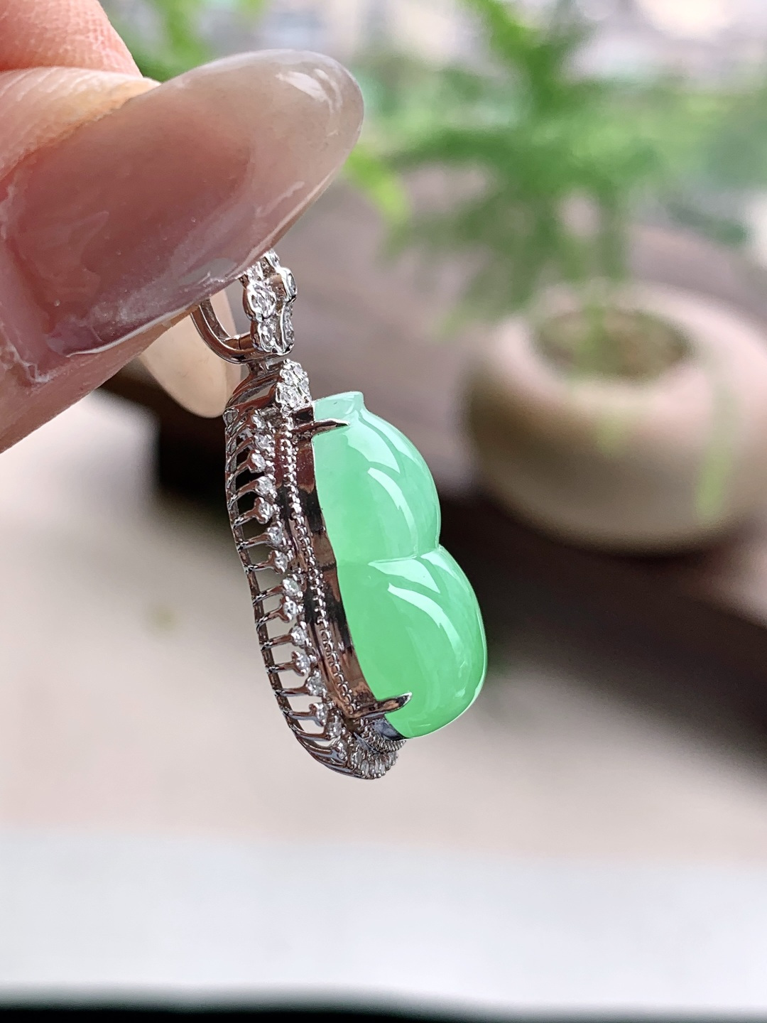 冰甜阳绿葫芦吊坠, 18k金镶嵌, 厚装