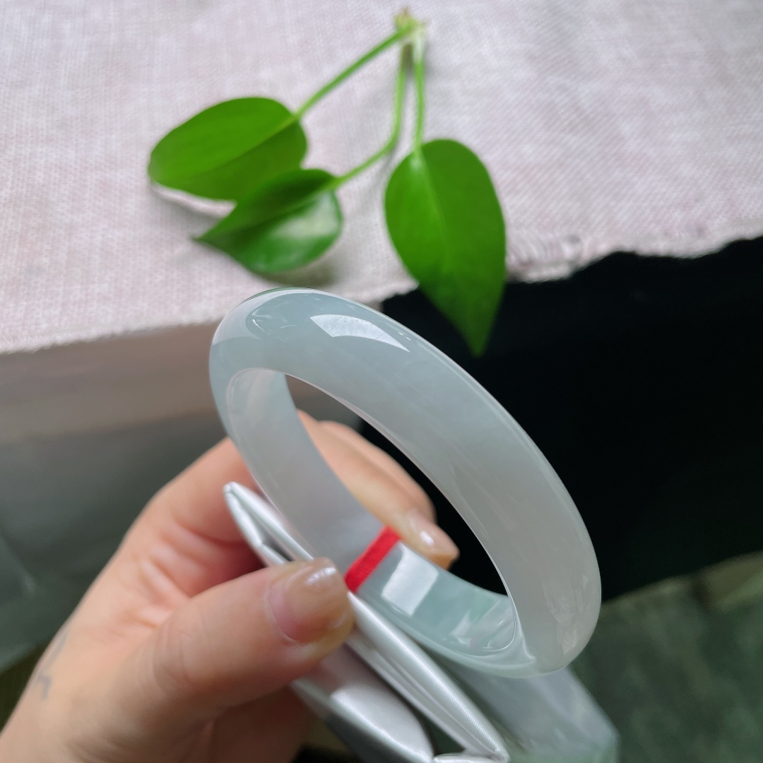 54.6/12.4/8.4，蓝底正圈，内纹，种水通透温润，质感冰润柔和，经典正圈版型，上手简约端庄大气。ss58833a