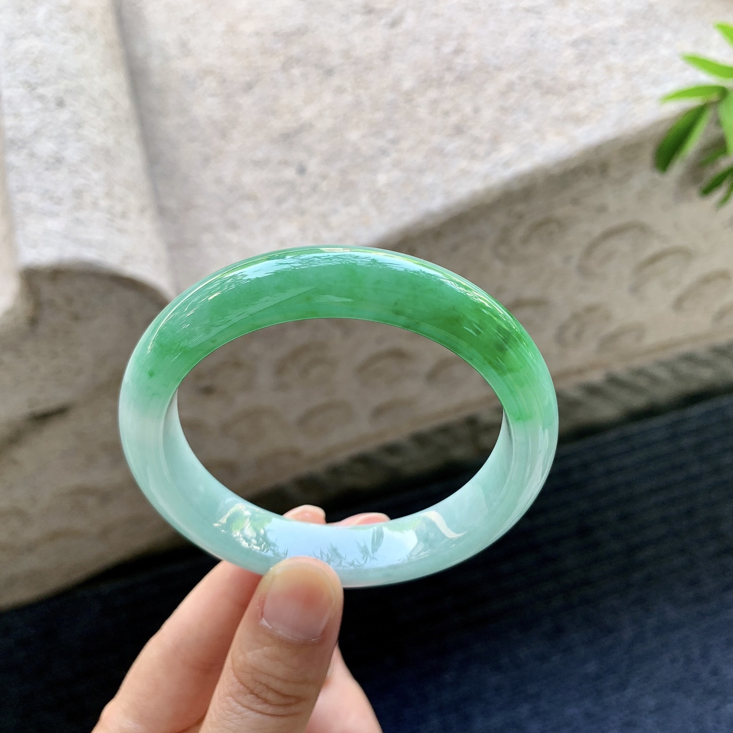 正圈56 57 圈口57.6/12.2/8.5 编码WW091325 细糯飘辣绿，水润，种老，细腻，打灯有纹线