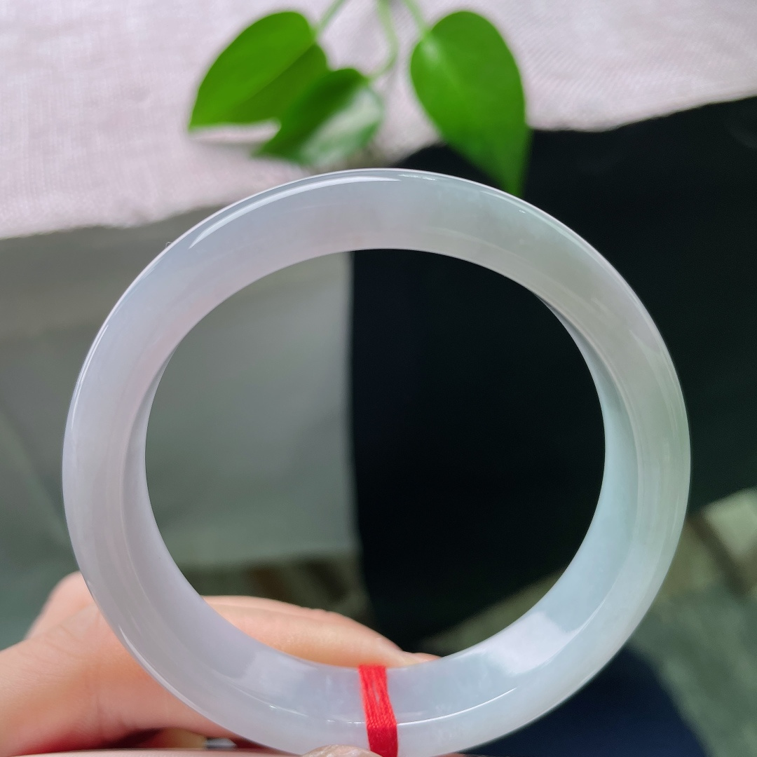 53.8/12/7.2，正圈，晶体线，种水干净通透，色调均匀素雅，经典正圈镯型，上手端庄温婉大方。ss58755a