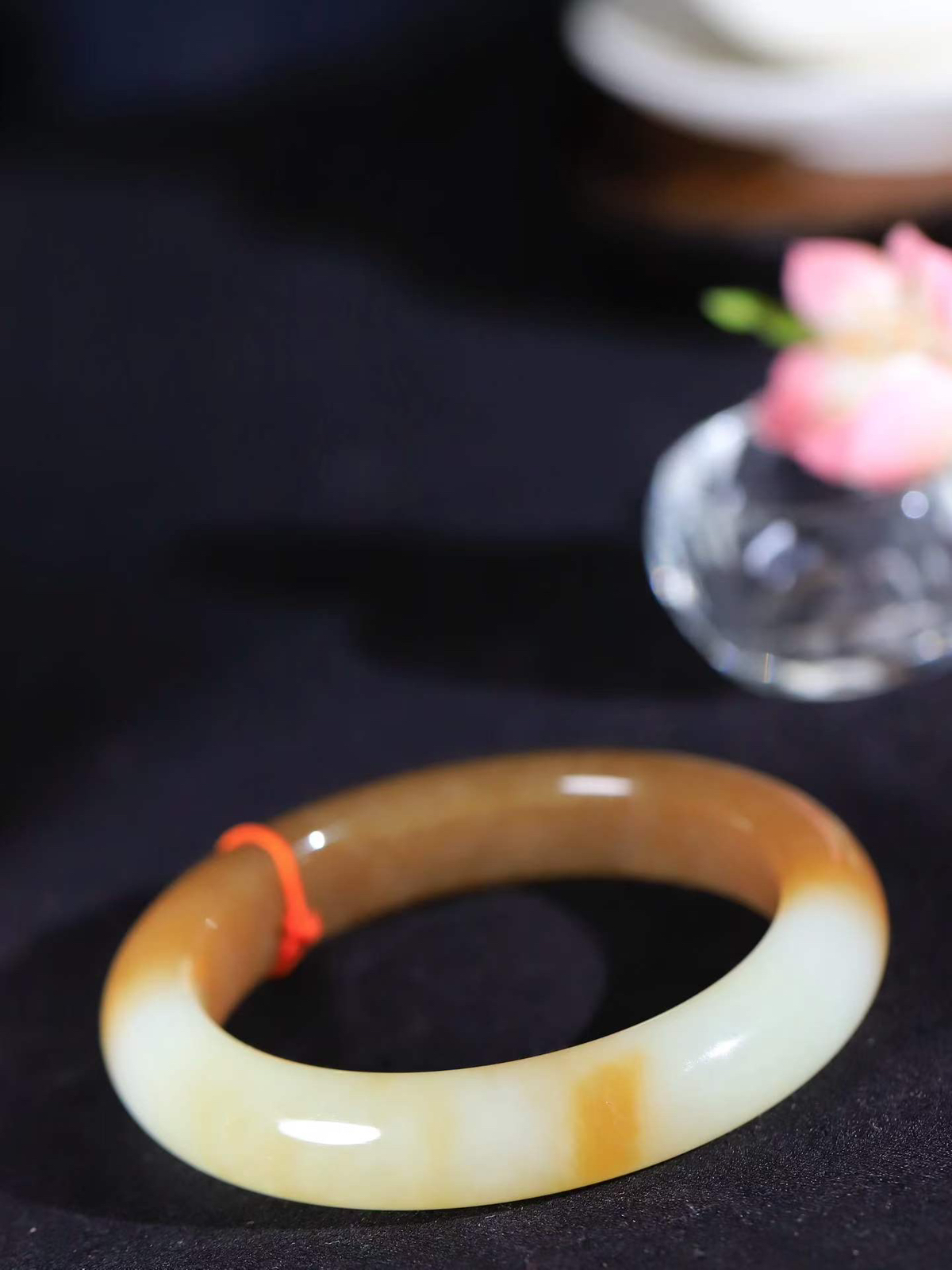 （暖玉生香.手镯）

精品️和田玉糖白玉手镯，玉质温润细腻 油性十足 手感舒适，高华雅逸，线条流畅，简约大气，美自天成，素雅高贵。佩戴于腕间，婉约之美，举手投足间透出那低调奢华。重62.61克  内径55.5mm 尺寸12.6-10mm FDL-7990900