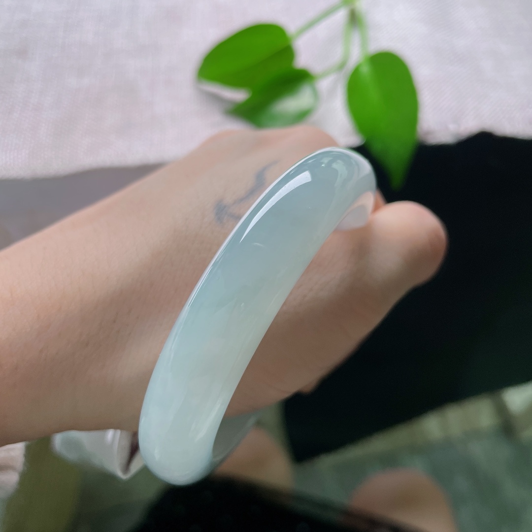 54.6/12.4/8.4，蓝底正圈，内纹，种水通透温润，质感冰润柔和，经典正圈版型，上手简约端庄大气。ss58833a