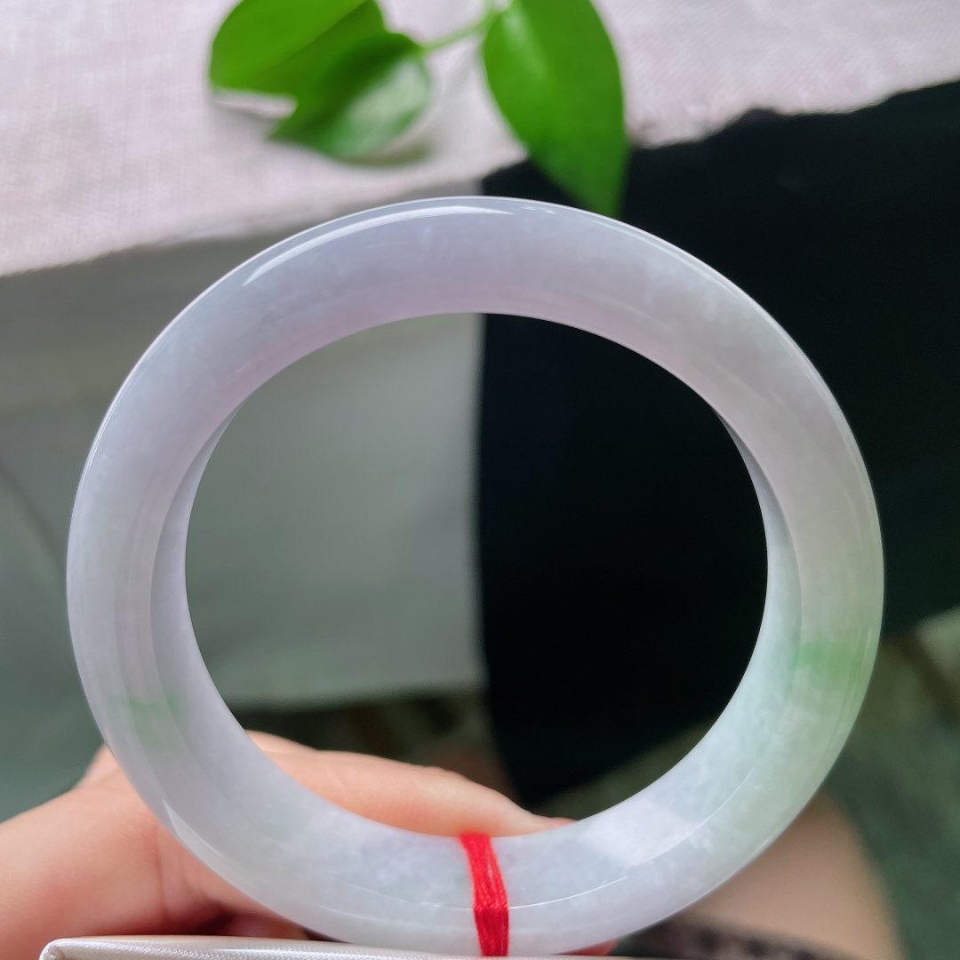 53.6/11.8/8.4，春彩正圈，无裂，玉质冰润细腻，淡紫为底，翠色点缀，经典正圈上手端庄雅致。ss58849a