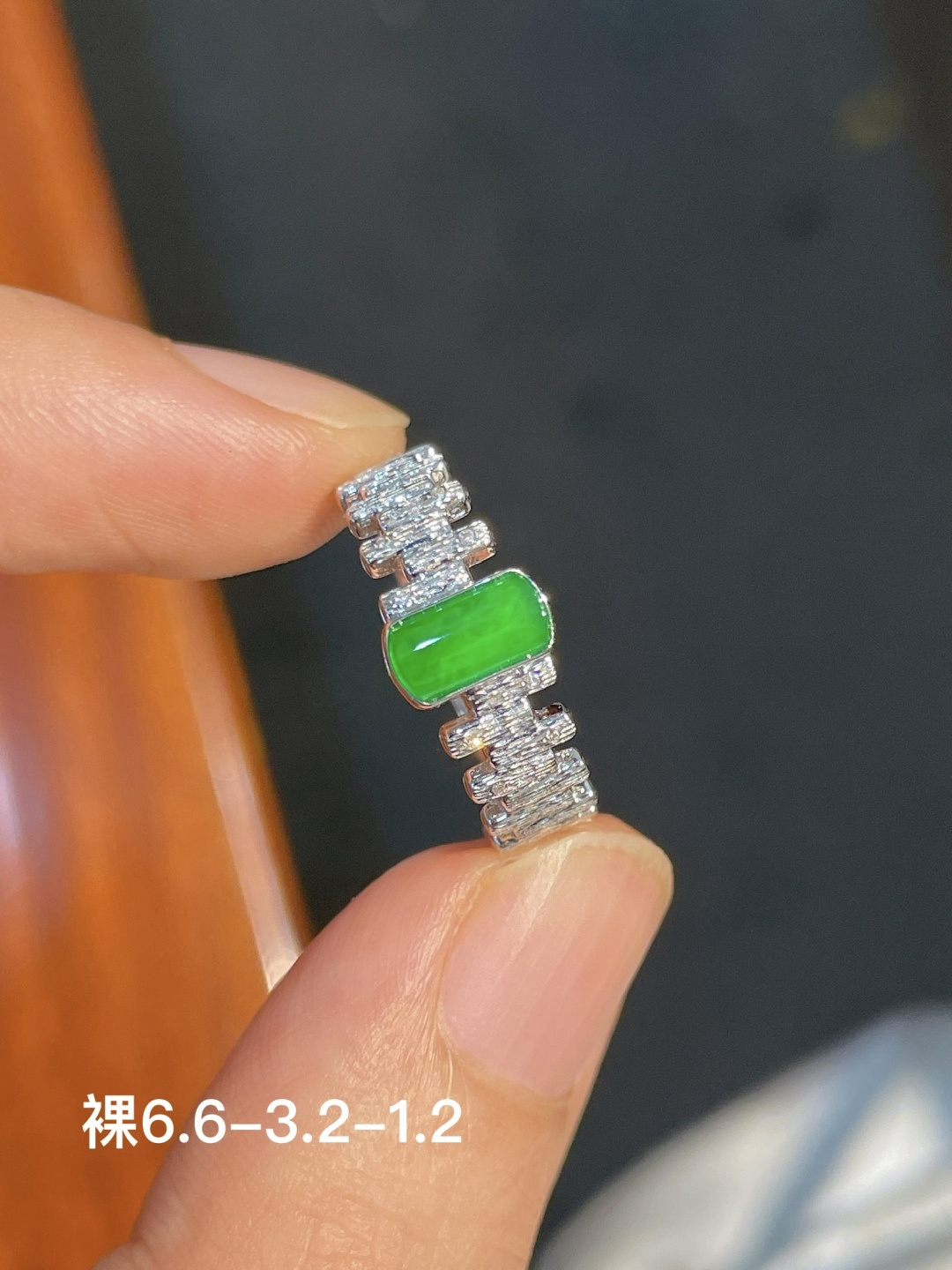 阳绿戒指 无裂 18k金镶嵌 强烈推荐，6.6-3.2-1.2