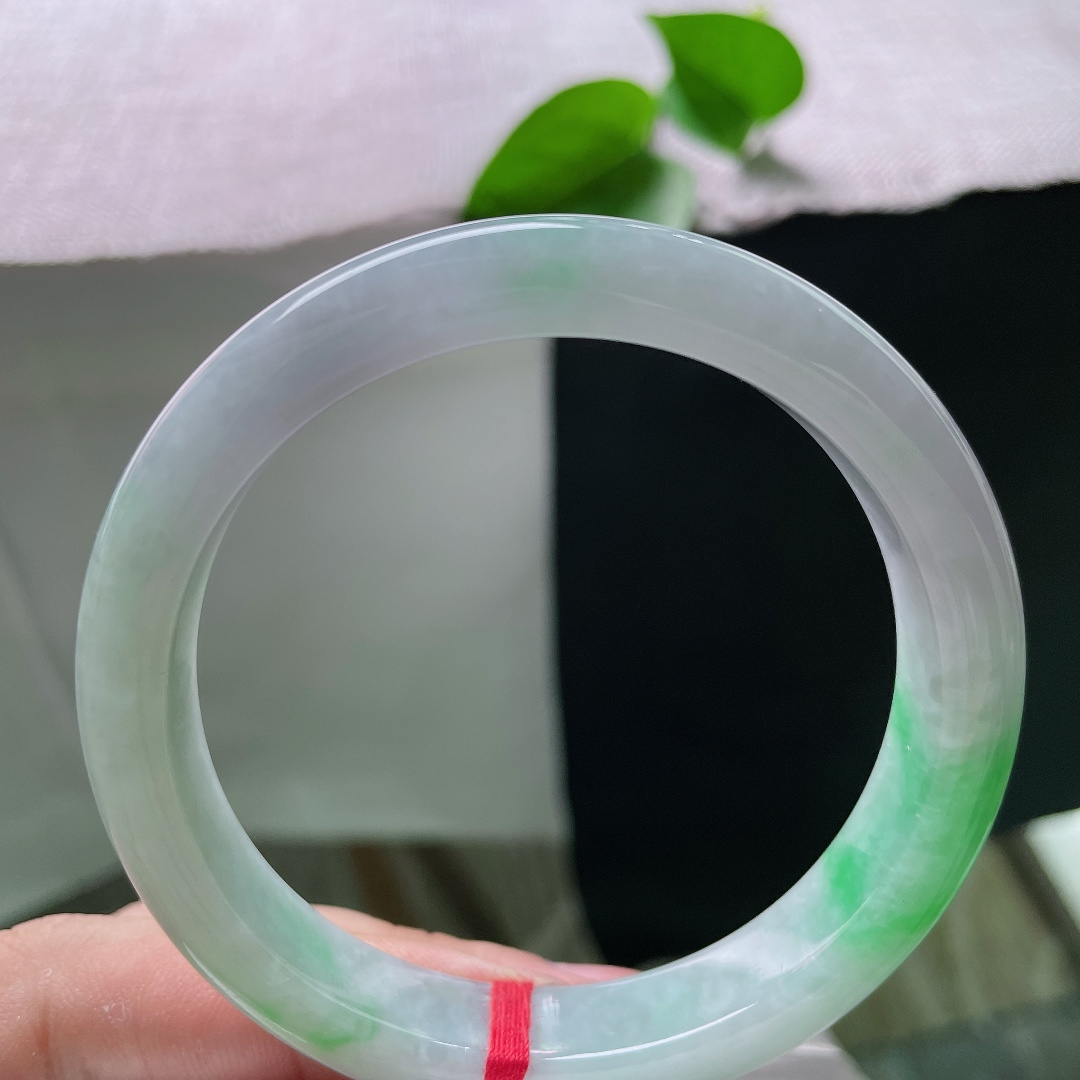 59.1/11.5/8.6，飘绿正圈，晶体，素玉衬鲜翠落于腕间，一抹晴绿漾开万般温婉动人，ss589