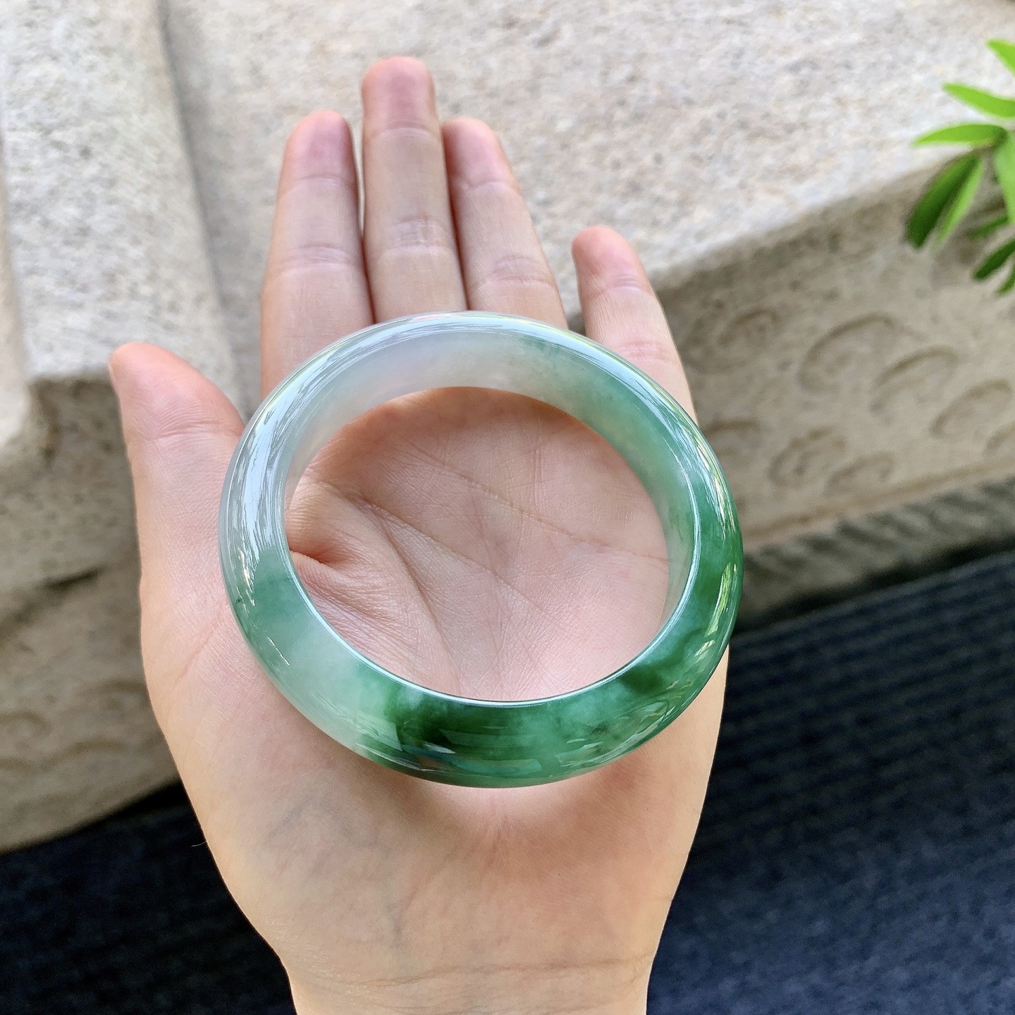 正圈53 54 圈口54.6/12.7/8.8 编码Q5091321 冰糯飘辣绿，水润，种老，细腻，无裂