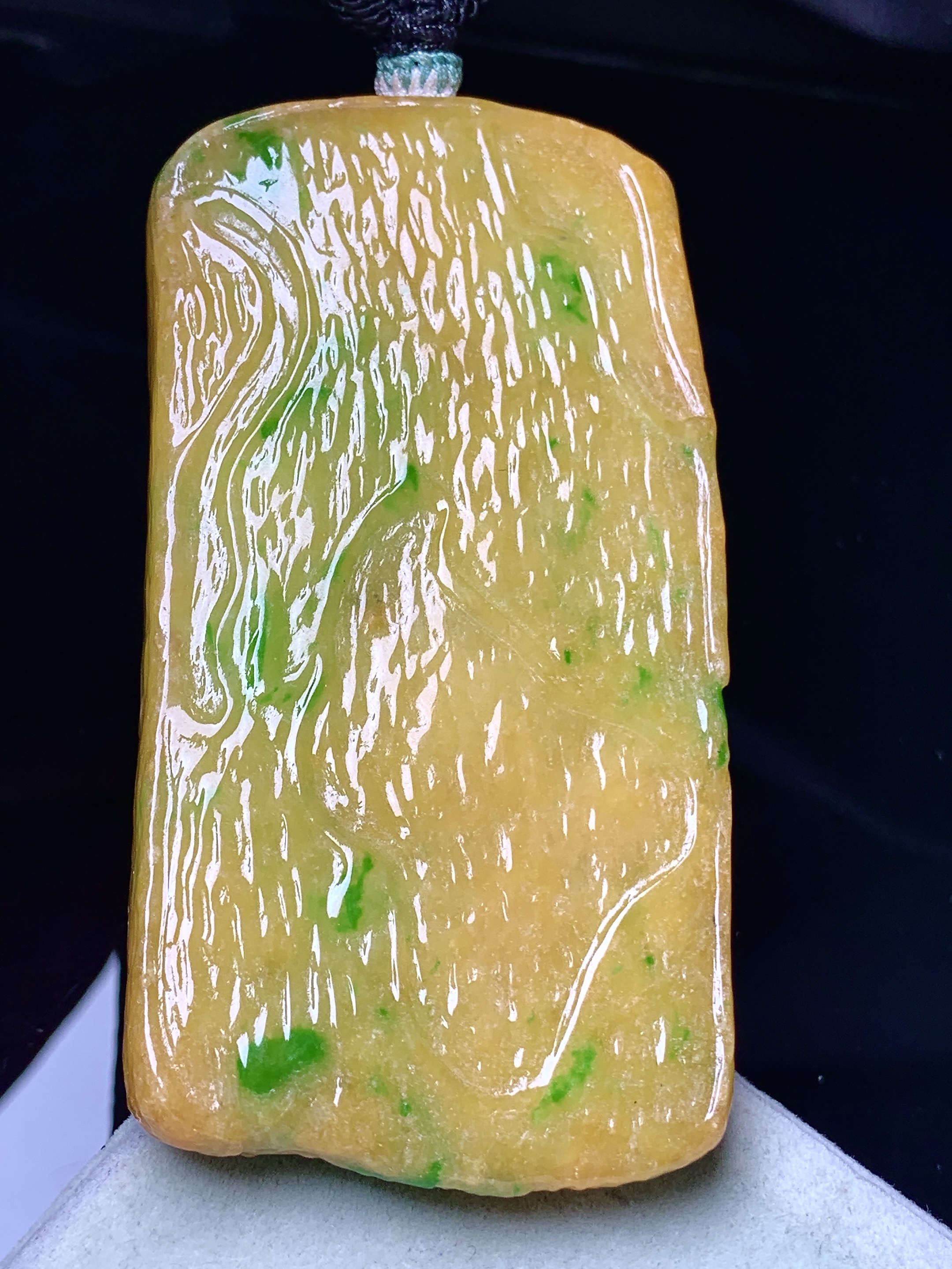 黄翡素牌吊坠 玉质细腻 色泽艳丽清新 水润亮眼 整体尺寸71.8*37.5*10.3 a5