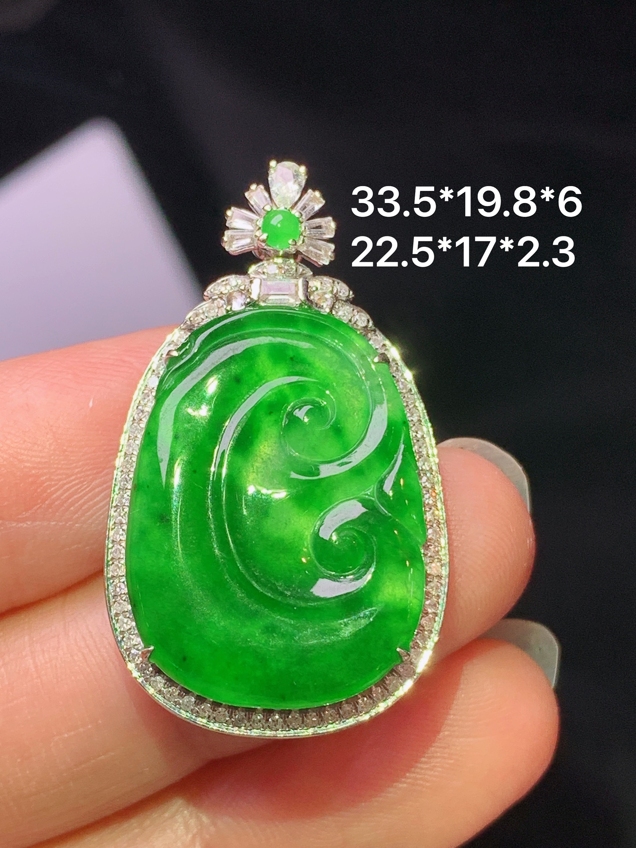 18k金钻镶嵌阳绿如意吊坠 玉质细腻 色泽艳丽清新 水润亮眼 整体尺寸33.5*19.8*6 yz