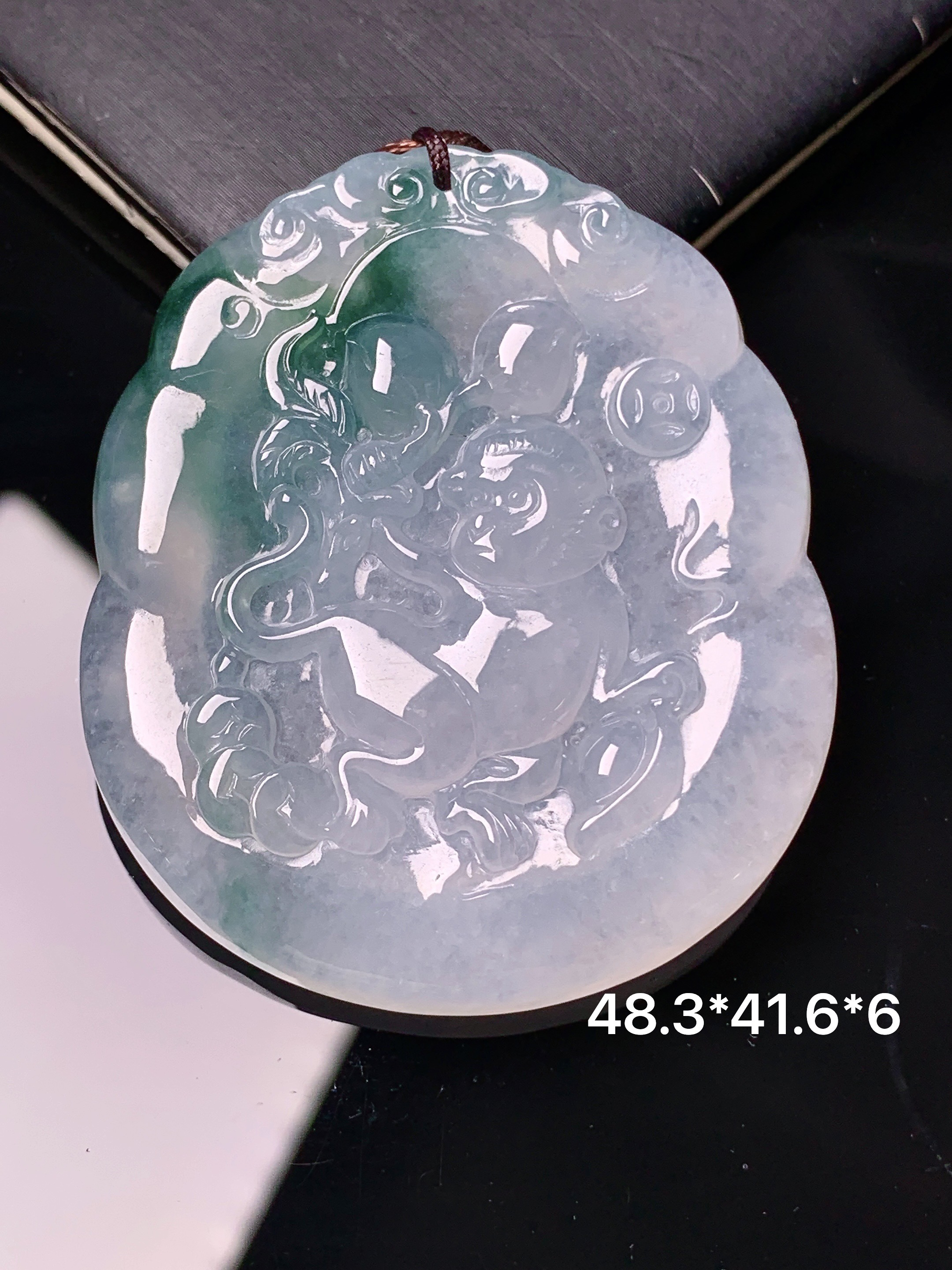 飘绿灵猴献寿吊坠 玉质细腻 色泽艳丽清新 水润亮眼 整体尺寸48.3*41.6*6 2x