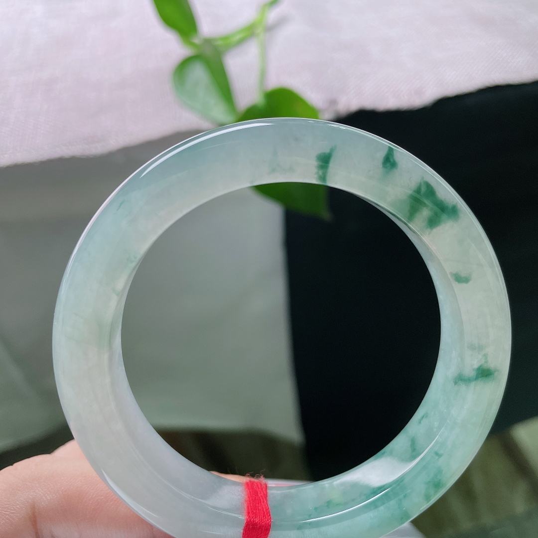 56.5/12.4/9.8，冰飘花正圈，无裂，冰底莹润起胶。浓淡相宜的蓝飘花随性晕染于镯身，似远山流墨，意境悠远灵动，花色分布错落有致不杂乱，极具韵味。ss58926a