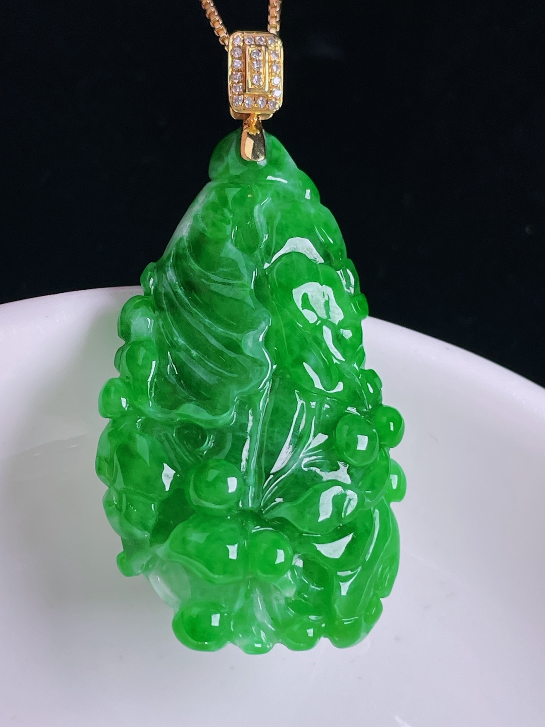 辣绿白菜百财，18k镶嵌，老种起光，细底通透，尺寸：45.6裸石38.3/23.3/11.3mm09
