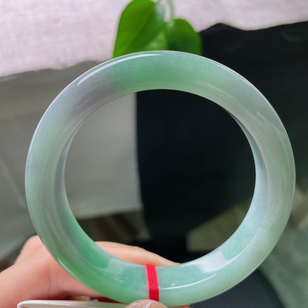 56.4/12.7/9.0，绿底正圈，无裂，朦胧紫底托着一抹青绿，质感莹润，双色层次丰富灵动又温柔。ss58671a