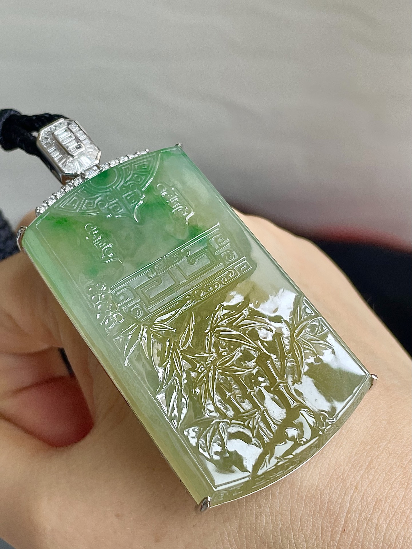 ️缅甸冰种黄加绿君子牌吊坠，步步高升，色辣，18k金镶嵌，饱满水润，无裂，裸石尺寸55.5/32.5/9.5--68.5/32.5/11编码0911好数字